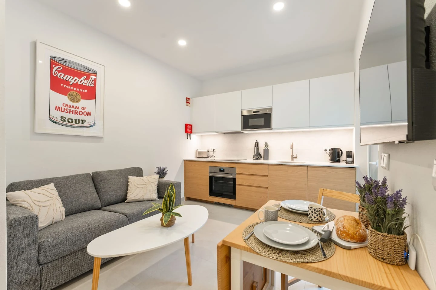 Sofa, dining table and kitchen at Gil Eanes Courtyard