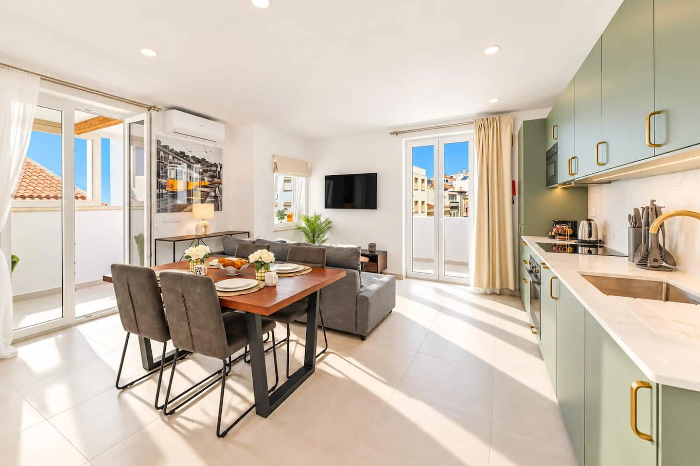 Sunlit living and dining area with doors to the terrace at Gil Eanes Terrace
